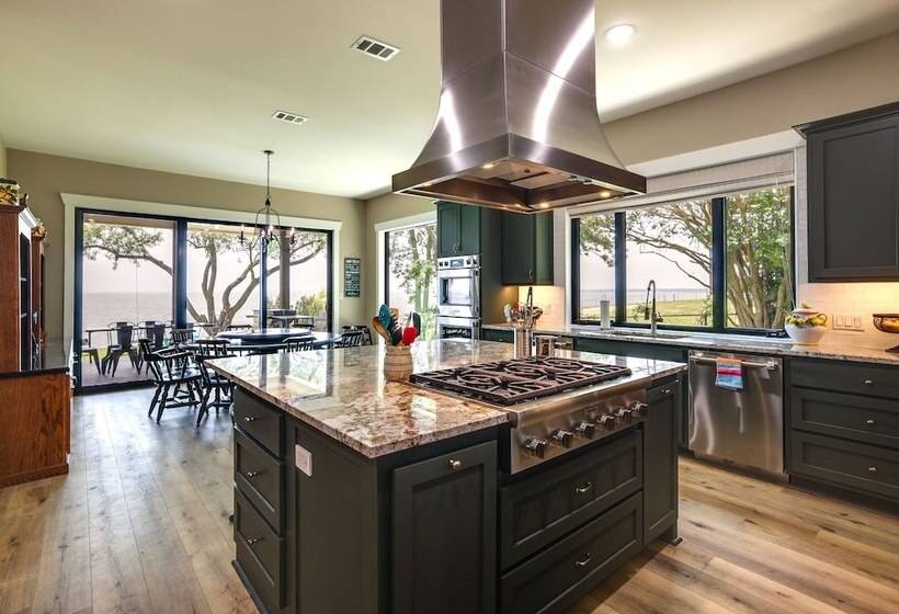 Lakefront Onalaska Home W/ Screened In Porch!