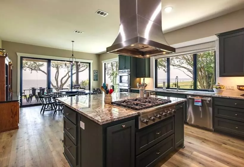 Lakefront Onalaska Home W/ Screened In Porch!