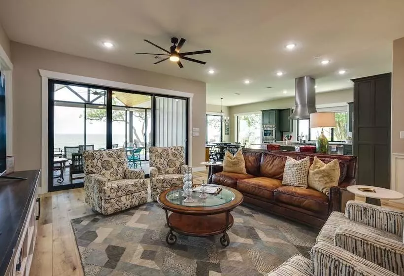 Lakefront Onalaska Home W/ Screened In Porch!