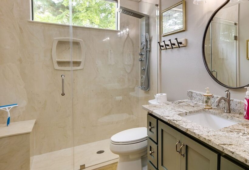 Lakefront Onalaska Home W/ Screened In Porch!