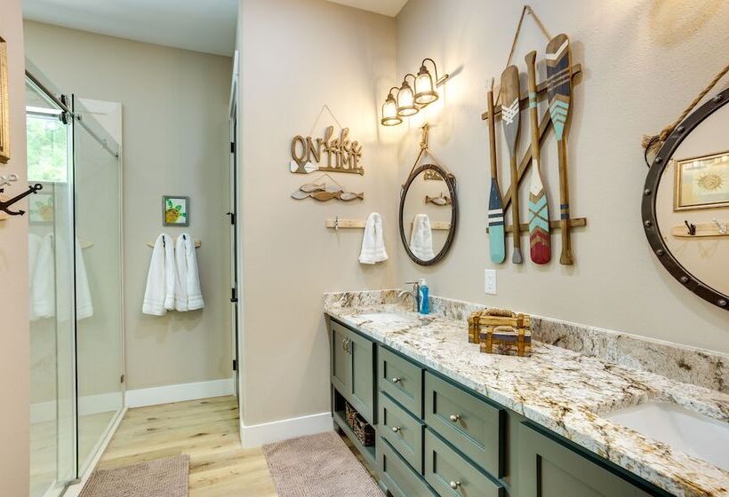 Lakefront Onalaska Home W/ Screened In Porch!