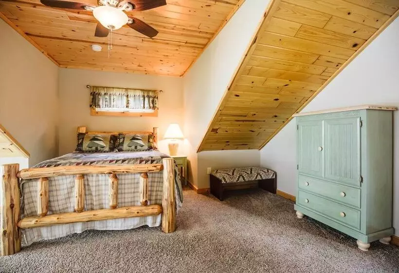 Lakefront Wisconsin Cabin: Dock, Walk To Beach!