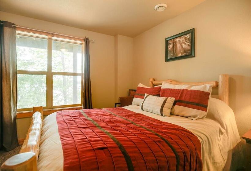 Lakefront Wisconsin Cabin: Dock, Walk To Beach!