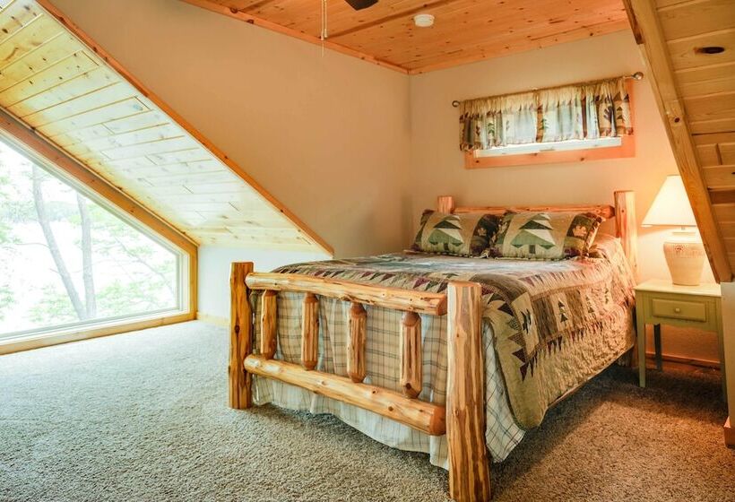 Lakefront Wisconsin Cabin: Dock, Walk To Beach!