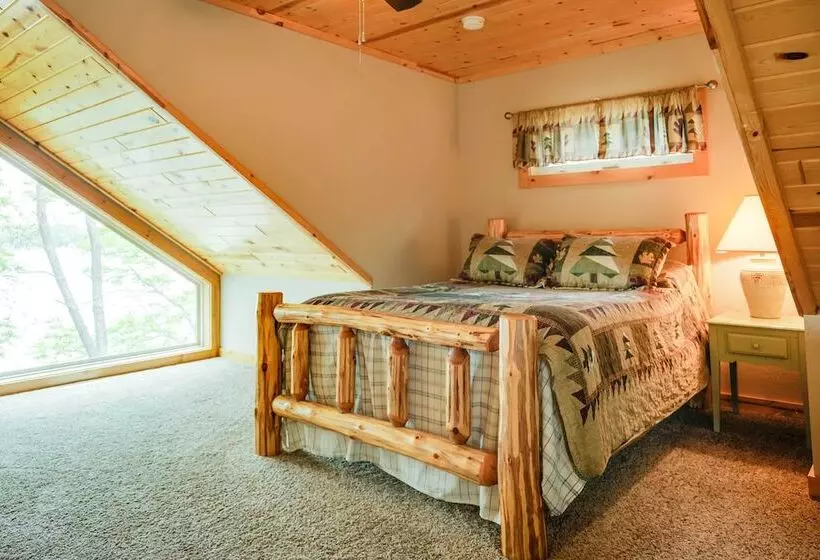 Lakefront Wisconsin Cabin: Dock, Walk To Beach!