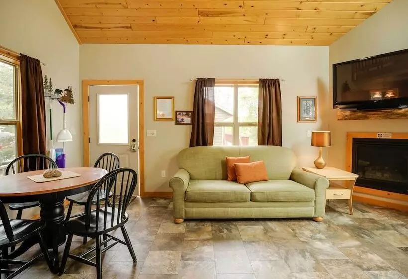 Lakefront Wisconsin Cabin: Dock, Walk To Beach!