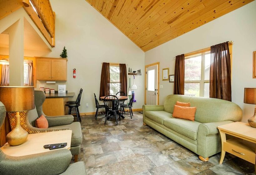 Lakefront Wisconsin Cabin: Dock, Walk To Beach!