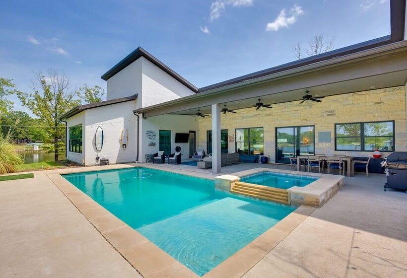 On Cedar Creek Reservoir: Malakoff Home W/ Pool!