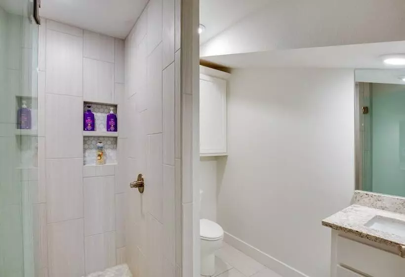 On Cedar Creek Reservoir: Malakoff Home W/ Pool!