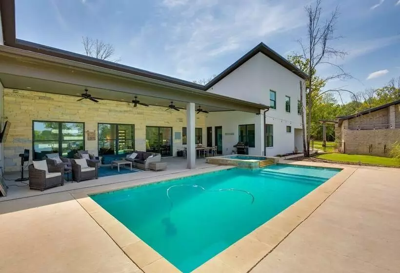 On Cedar Creek Reservoir: Malakoff Home W/ Pool!