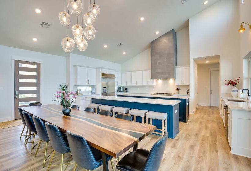 On Cedar Creek Reservoir: Malakoff Home W/ Pool!