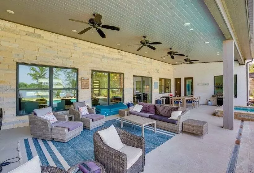On Cedar Creek Reservoir: Malakoff Home W/ Pool!