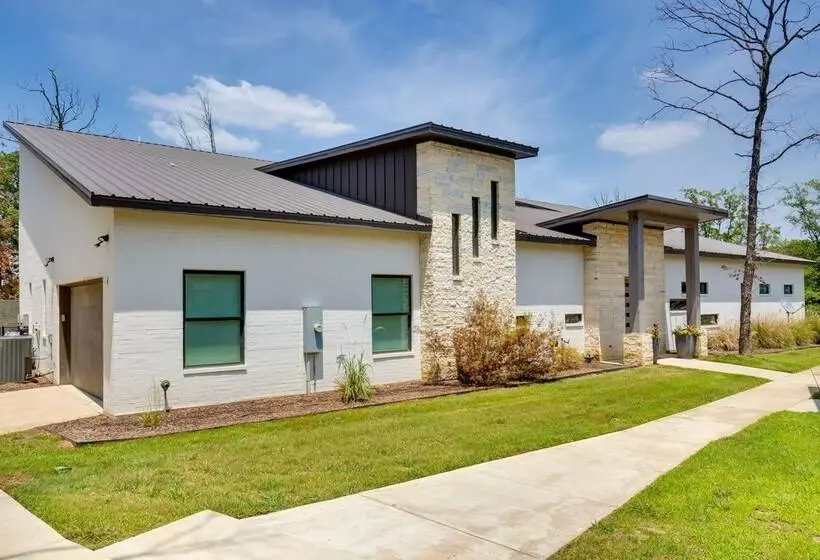 On Cedar Creek Reservoir: Malakoff Home W/ Pool!