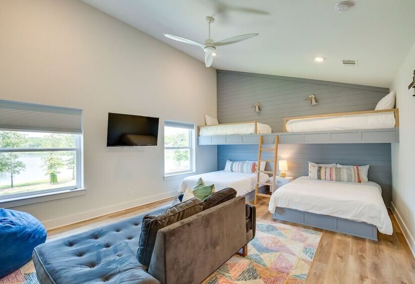 On Cedar Creek Reservoir: Malakoff Home W/ Pool!