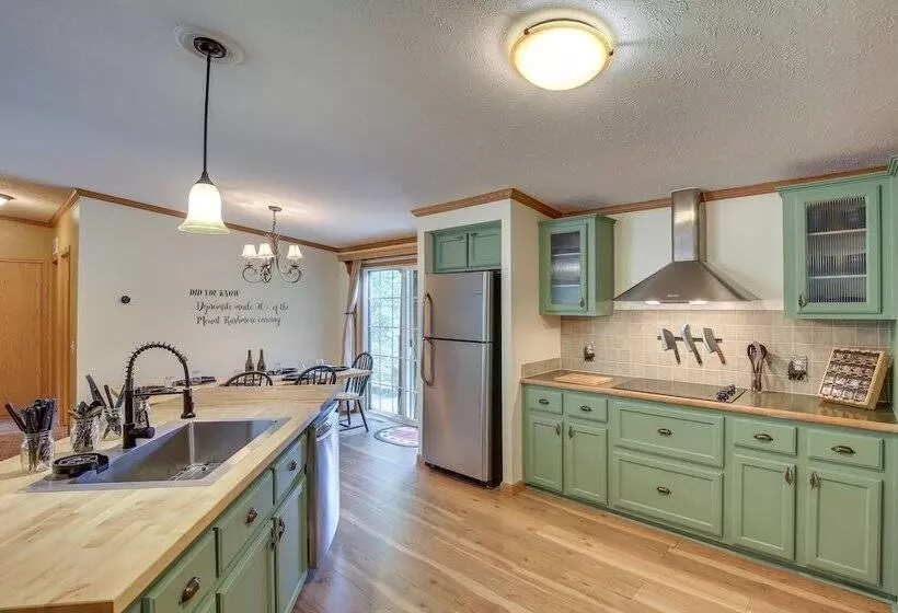 Modern Keystone Home: 4 Mi To Mount Rushmore!