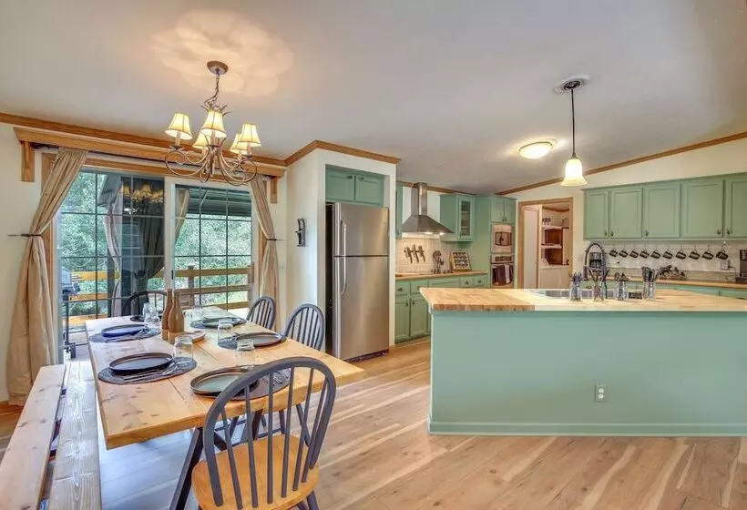 Modern Keystone Home: 4 Mi To Mount Rushmore!