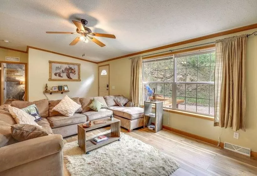 Modern Keystone Home: 4 Mi To Mount Rushmore!