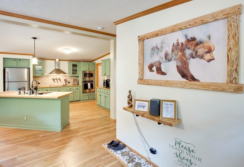 Modern Keystone Home: 4 Mi To Mount Rushmore!