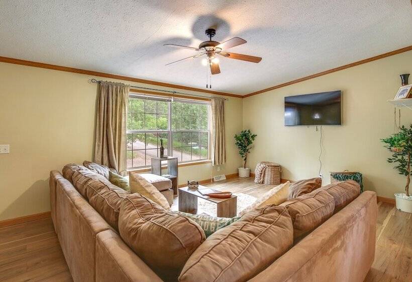 Modern Keystone Home: 4 Mi To Mount Rushmore!