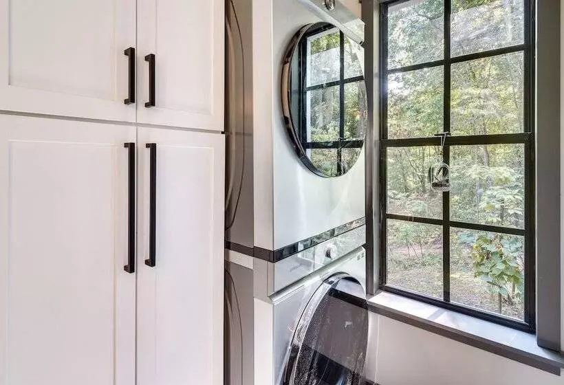 Secluded Mountain Retreat: 30 Mi To Asheville!