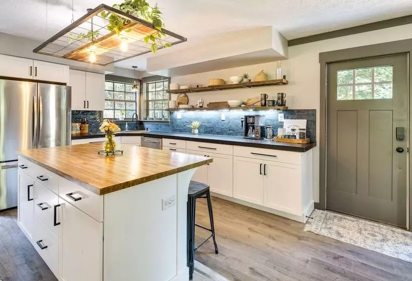 Secluded Mountain Retreat: 30 Mi To Asheville!