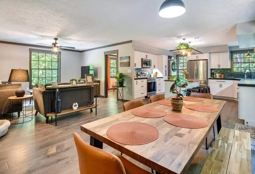 Secluded Mountain Retreat: 30 Mi To Asheville!