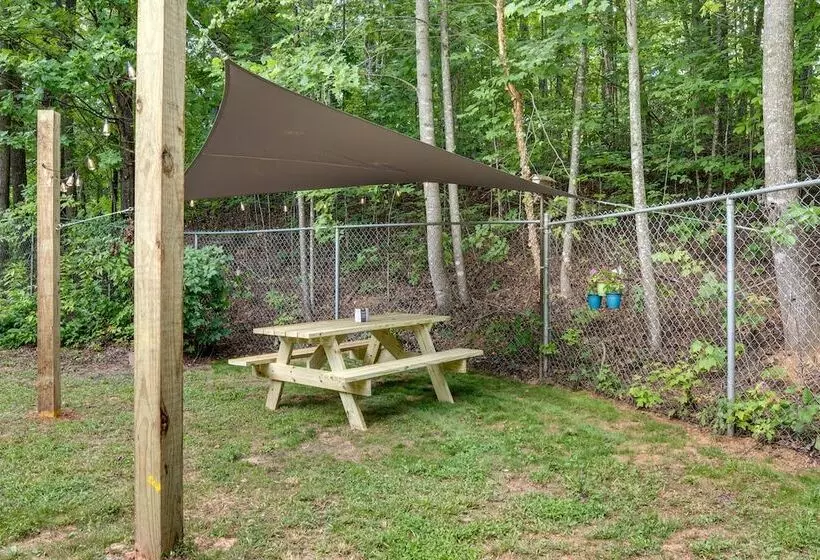 Secluded Mountain Retreat: 30 Mi To Asheville!