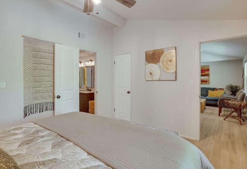 Peaceful Retreat: Conroe Cottage W/ Decks, Views!