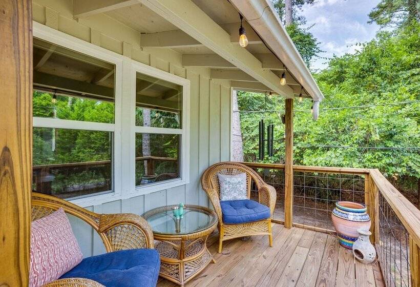 Peaceful Retreat: Conroe Cottage W/ Decks, Views!