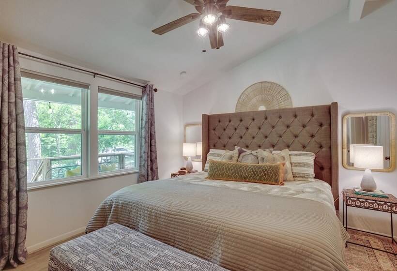 Peaceful Retreat: Conroe Cottage W/ Decks, Views!