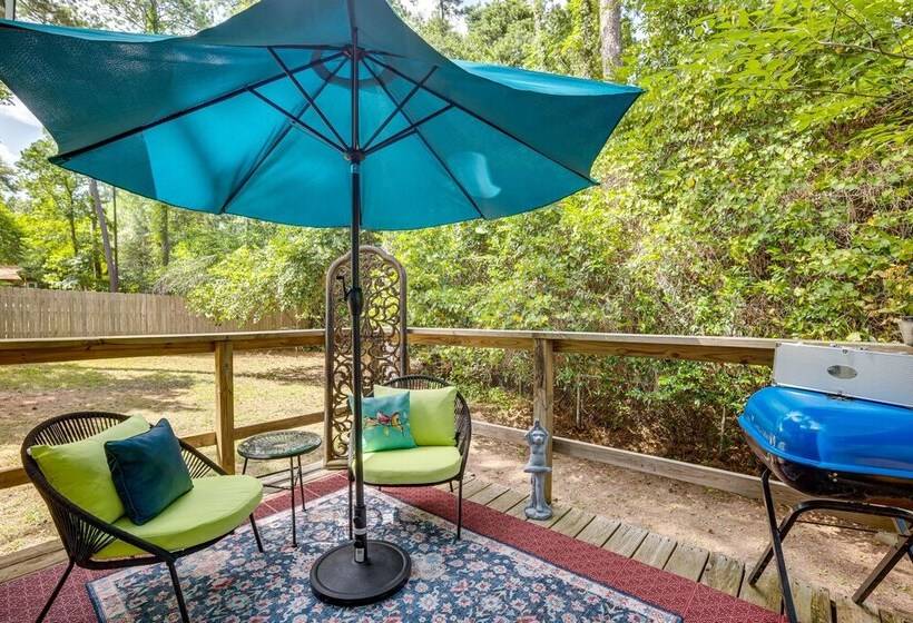 Peaceful Retreat: Conroe Cottage W/ Decks, Views!