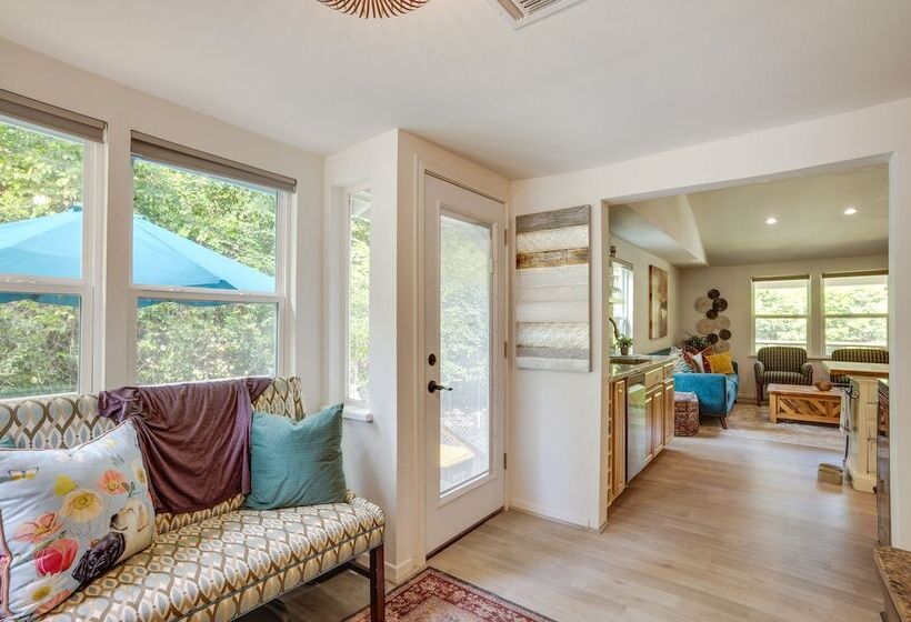 Peaceful Retreat: Conroe Cottage W/ Decks, Views!