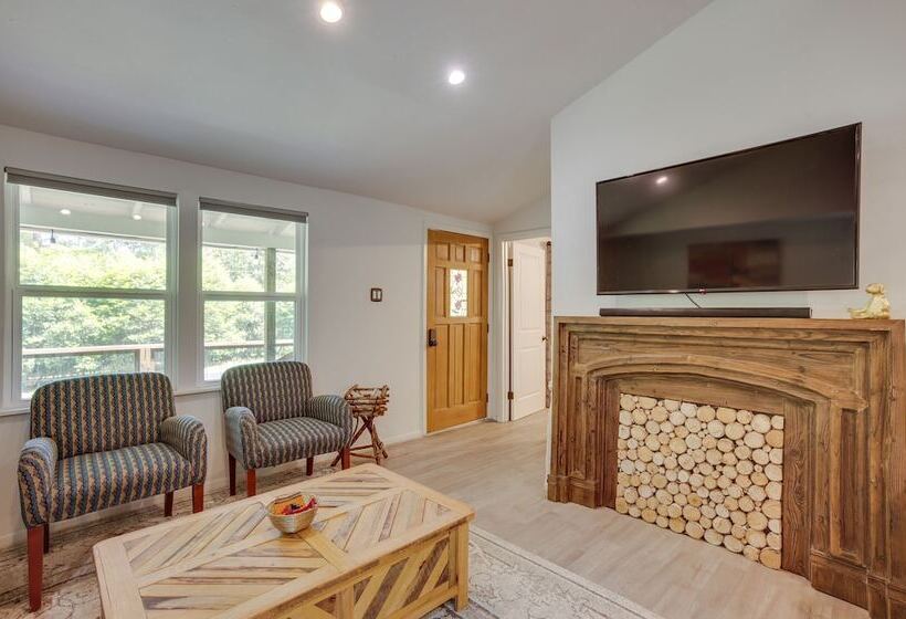 Peaceful Retreat: Conroe Cottage W/ Decks, Views!