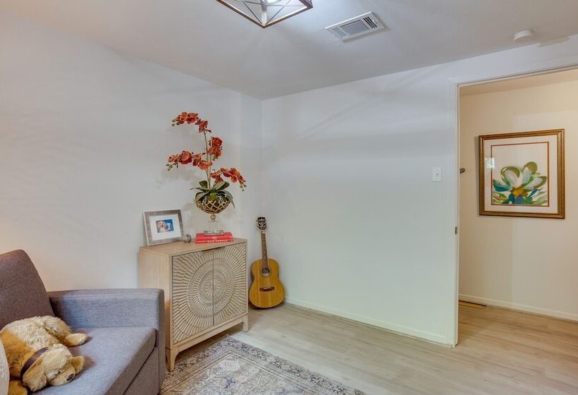 Peaceful Retreat: Conroe Cottage W/ Decks, Views!