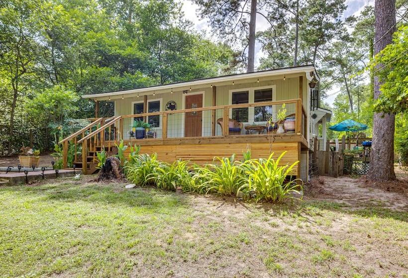Peaceful Retreat: Conroe Cottage W/ Decks, Views!