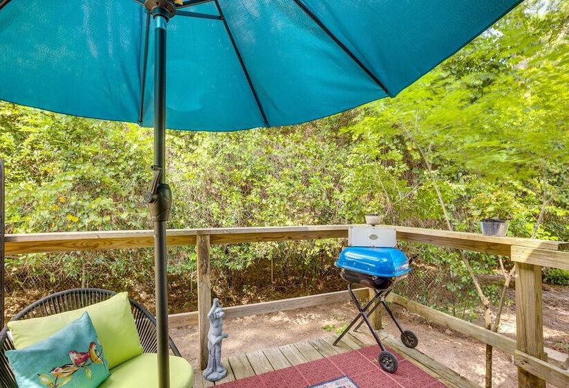 Peaceful Retreat: Conroe Cottage W/ Decks, Views!