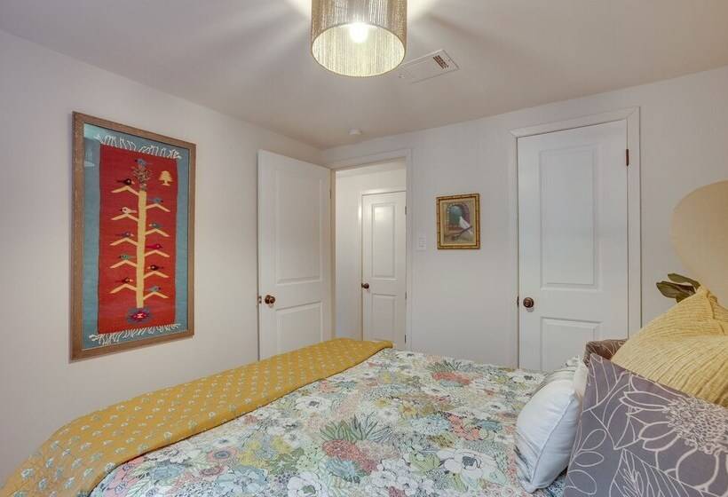 Peaceful Retreat: Conroe Cottage W/ Decks, Views!