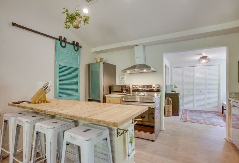 Peaceful Retreat: Conroe Cottage W/ Decks, Views!