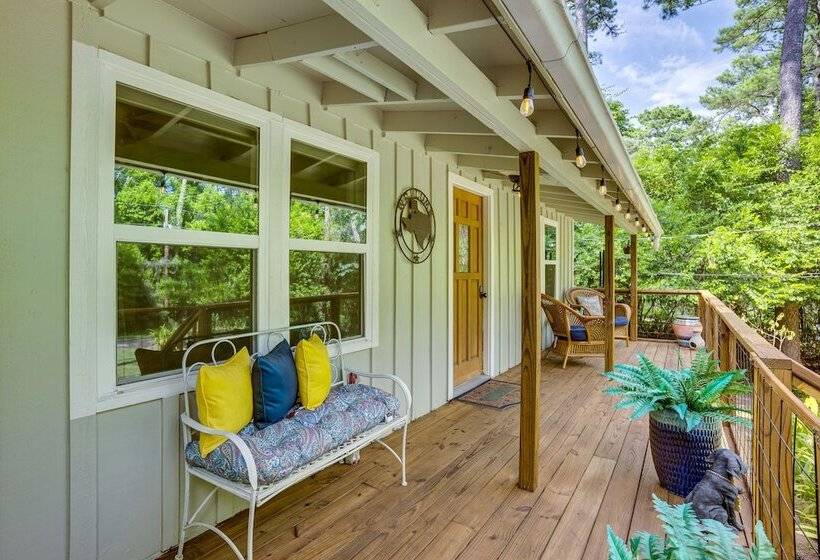 Peaceful Retreat: Conroe Cottage W/ Decks, Views!