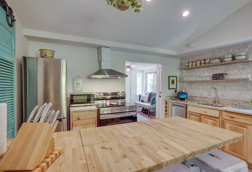 Peaceful Retreat: Conroe Cottage W/ Decks, Views!