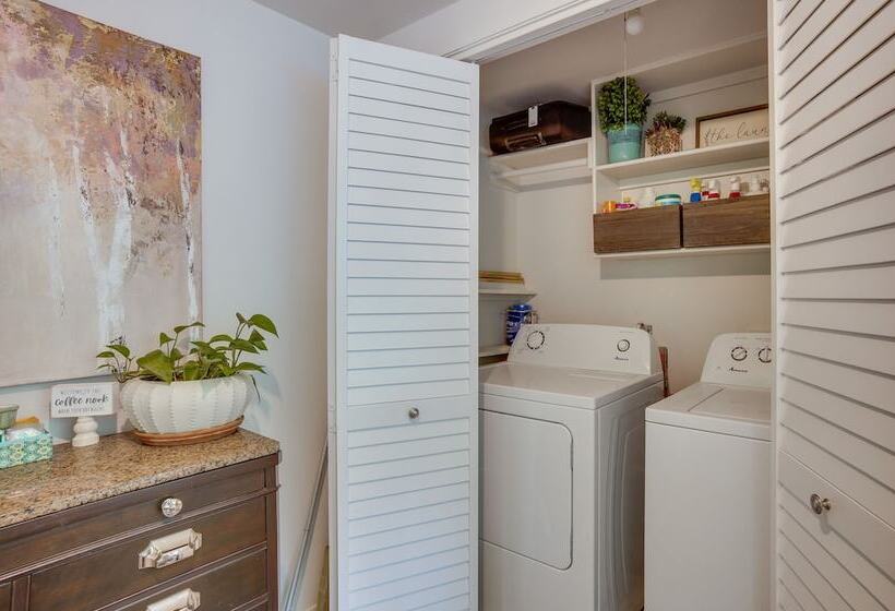 Peaceful Retreat: Conroe Cottage W/ Decks, Views!