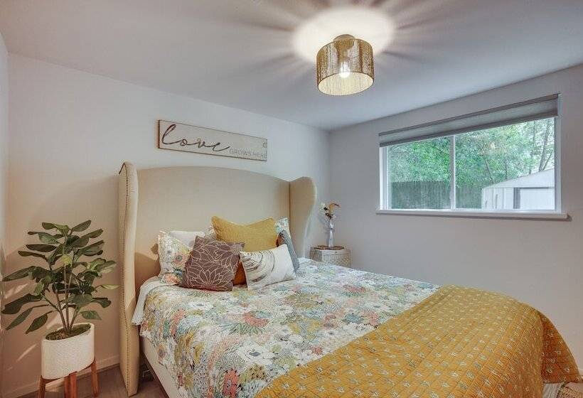 Peaceful Retreat: Conroe Cottage W/ Decks, Views!