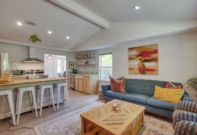 Peaceful Retreat: Conroe Cottage W/ Decks, Views!