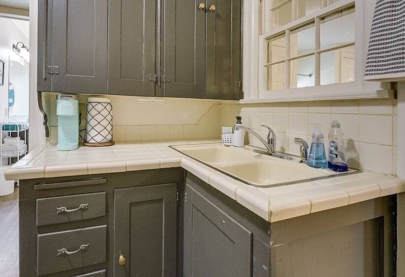 Springfield Home W/ Yard: 3 Mi To Downtown!