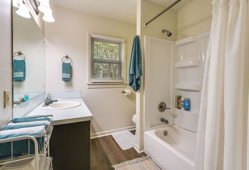 Springfield Home W/ Yard: 3 Mi To Downtown!