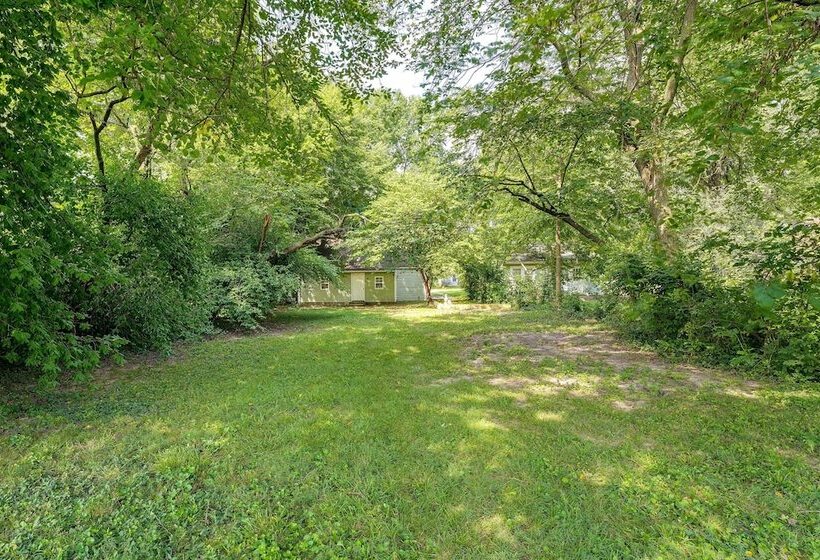 Springfield Home W/ Yard: 3 Mi To Downtown!