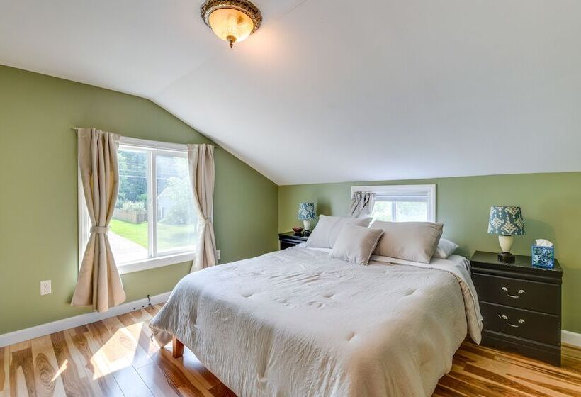 Quiet Home: Yard, Patio, Near Downtown Burlington