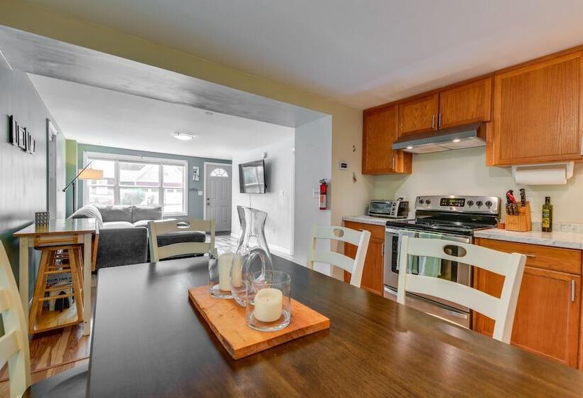 Quiet Home: Yard, Patio, Near Downtown Burlington