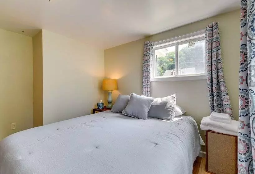 Quiet Home: Yard, Patio, Near Downtown Burlington