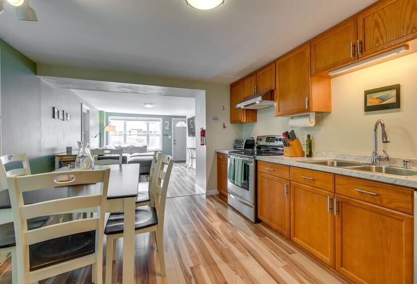 Quiet Home: Yard, Patio, Near Downtown Burlington